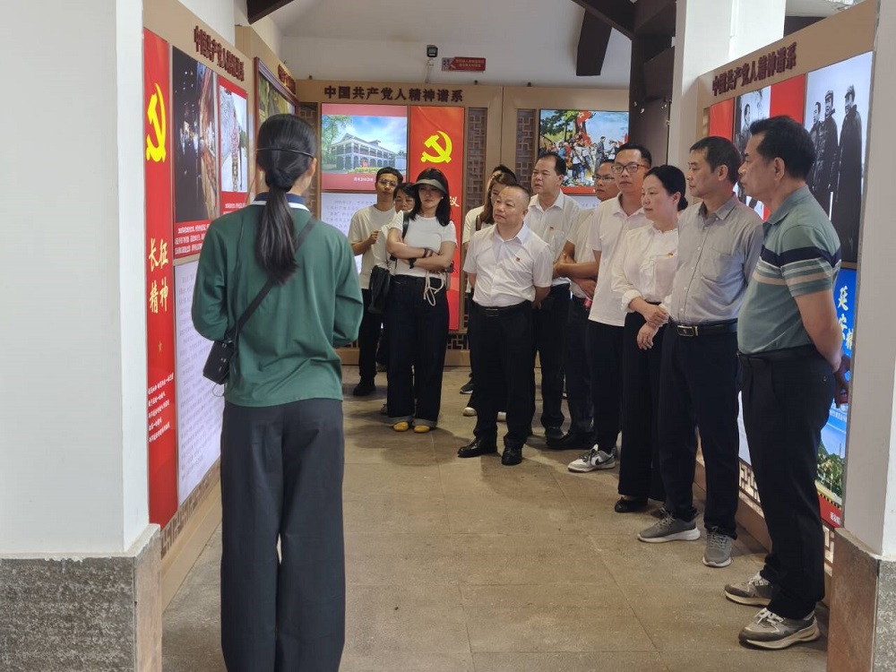 黨員、干部職工在南寧市共產(chǎn)黨人精神譜系主題園內(nèi)參觀.jpg